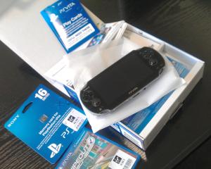 /image.axd?picture=/2012/2/vita/mini/La console, une carte mémoire et wipEout 2048.jpg