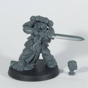 Warhammer 40,000 Combat Patrol Champion de Compagnie Primaris (01)