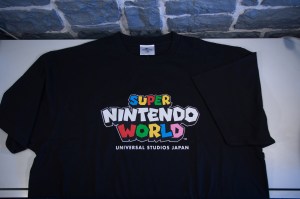 スーパー・ニンテンドー・ワールド Tシャツ (Super Nintendo World T-Shirt) (01)