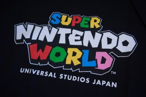 スーパー・ニンテンドー・ワールド Tシャツ (Super Nintendo World T-Shirt) (02)
